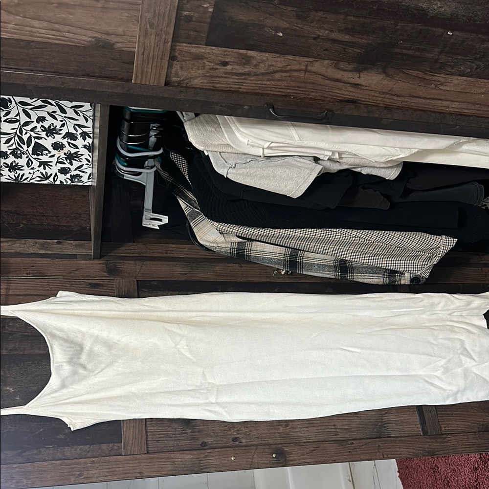 Elegant White Ribbed Women's Dress - Picture 2 of 5